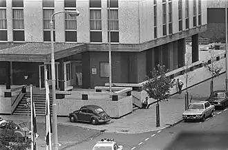 Politieagenten sluipen rond de Franse ambassade 15 september 1974