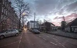 De Gillis van Ledenberchstraat met molen De Otter, gezien naar de Jan van Galenstraat (maart 2014)