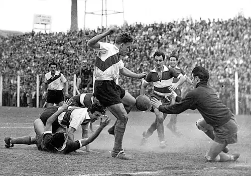 Di Stéfano in duel met keeper René Marcelino Manceda van Gimnasia La Plata (1948)