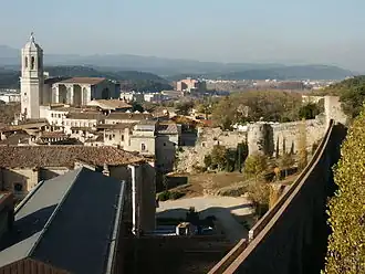 Gerona, met op de voorgrond de stadsmuren.
