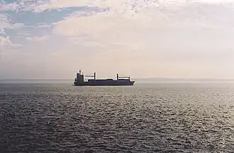 Vrachtschip op de Gironde bij Royan