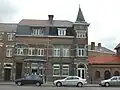 Burgerhuis van 1931 en electriciteitscabine