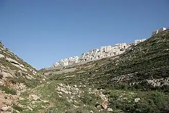Givat Ze'ev gezien vanaf de wadi.