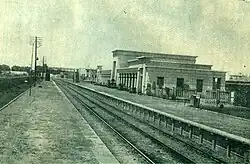 Het station rond 1930 gezien uit het zuiden.
