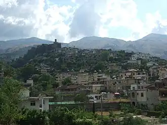 Kasteel van Gjirokastër, zoals gezien vanuit de stad