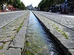 Een kunstmatige waterloop is in het midden van de straat aangelegd als herinnering aan de beek Čermeľský potóčik die destijds overdekt werd, en thans ondergronds loopt. Op de achtergrond ziet men het staatstheater.