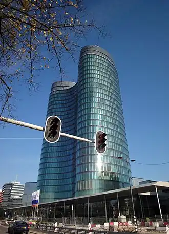 Het Rabobank hoofdkantoor 'De Verrekijker' gezien vanaf de Croeselaan