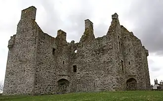 Glenbuchat Castle met de boogjes die de torentjes ondersteunen.