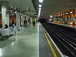 Een blik naar het oosten langs de Circle en District Line.