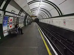Het zuidelijke perron van de Piccadilly Line.