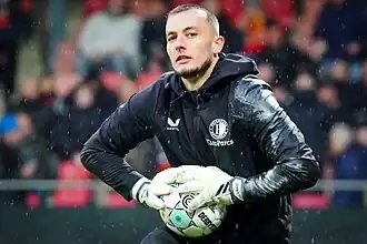 Bijlow spelend voor Feyenoord in april 2024