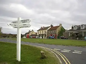 Postkantoor en winkeltjes van Goathland, die vaak het decor vormen voor de serie Heartbeat.