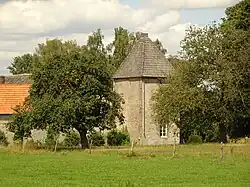 Linker bouwhuis met torentje
