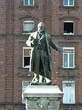 Standbeeld van Jean Baptiste André Godin voor het centrale gebouw van de Familistère