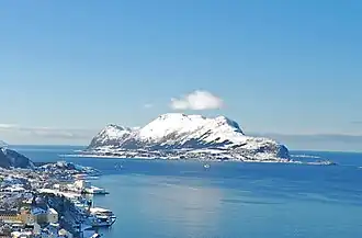 Het eiland Godøy in de winter, gezien vanaf Ålesund.