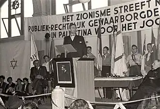 Max Bolle spreekt op een protestvergadering van de Nederlandse Zionistenbond in de Diamantbeurs van Amsterdam op 22 mei 1939 naar aanleiding van het Witboek over Palestina.