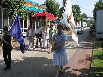 Een monstrans die onder een baldakijn wordt meegedragen