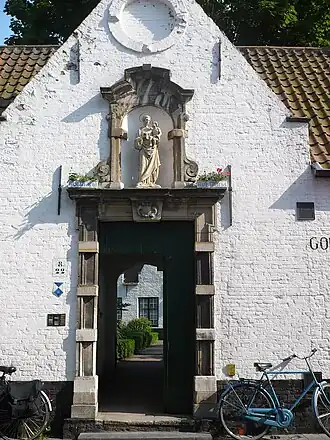 De toegangspoort van godshuis De Muelenaere ligt aan de Nieuwe Gentweg