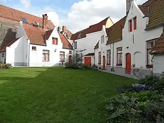 De als monument erkende godshuizen Spanoghe zijn, via een naamloze steeg, met de Katelijnestraat verbonden