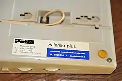 Goedkeuringsmerk met aansluitfactor op de onderzijde van een Palermo plus van PTT Telecom (1990)