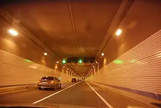 Wagens doorheen de tunnel op 22 december 2010