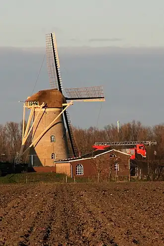 De molen van Goidschalxoord met motorhuis in december 2009