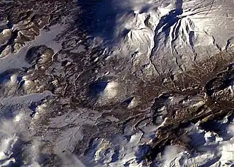 Golaja (midden) vanuit de lucht. Ten noorden de vulkaan Asatsja