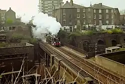 De Golden Arrow uit Marylebone op de Chiltern Main Line kruist het station.