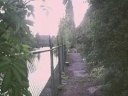 Achterkant van het fabrieksgebouw in de tijd van de kraak.