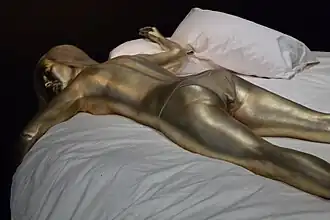 Replica van een beeld van de goud beschilderde Jill gebruikt bij de opnames van de Bondfilm Goldfinger, gefotografeerd in de Kunsthal in Rotterdam tijdens de tentoonstelling Designing 007: Fifty Years of Bond Style. Foto: Steven Lek, 2014