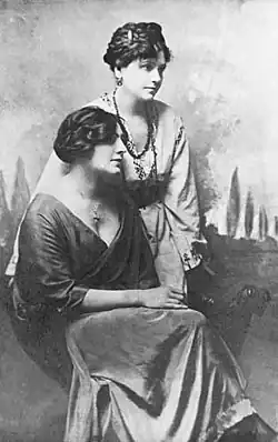 Een Hongaarse opvoering uit circa 1920 in Vígszínház, het blijspeltheater in Boedapest, met Gombaszögi Frida als Jelena en Varsányi Irén als Sonja