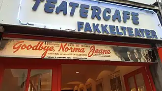 Banner van de musical 'Goodbye, Norma Jeane' boven de ingang van het Fakkelteater te Antwerpen.