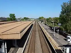 De perrons en sporen langs de langeafstandssporen.