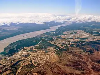 Luchtbeeld van Happy Valley-Goose Bay en de Churchill uit 2008. De luchtmachtbasis is zichtbaar in de achtergrond