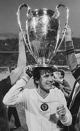 Gordon Cowans na winst van de Europacup I in 1982