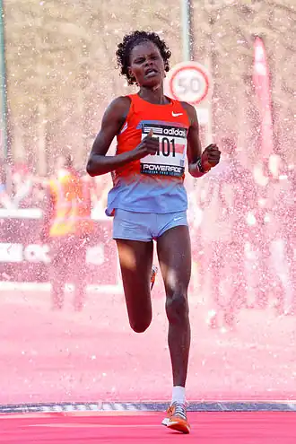 Gorgina Rono op weg naar een tweede plaats bij halve marathon van Parijs in 2014