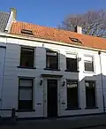 Huis met gepleisterde lijstgevel
