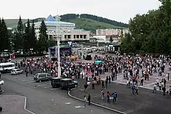 Centrale Leninplein tijdens herdenking 250-jarige aansluiting bij Rusland in 2006 met op de achtergrond het theater