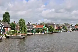 De buurt vanuit de Zaan gezien