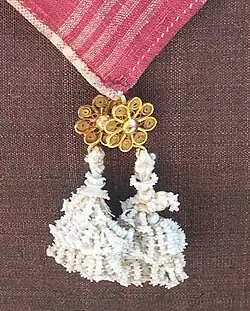 Gouden haakjes met garen geknoopte akertjes van Marken