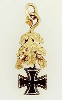 Gouden hanger van eikenloof, met daaronder een IJzeren Kruis