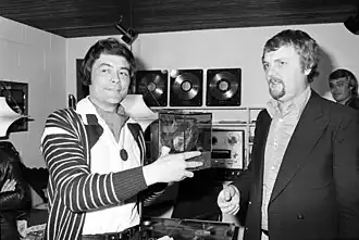 Speciale Muziek Onderscheiding voor Jack Jersey, een zilveren plaat op marmeren voet, uitgereikt door Cees den Daas, directeur van Bovema/EMI in 1977