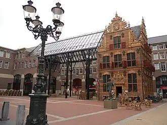 Huidig aanzicht met ernaast de overkapping van het Waagstraatcomplex.