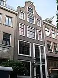 Hoog huis met originele in de gevelcompositie opgenomen insteek