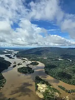 Goudwinning op een eiland