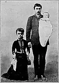 Vrouw met achondroplasie met haar man en kind (1897).