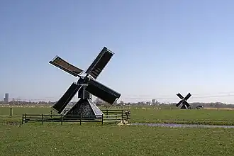 De molen Hoogland (rechts) en de Kramersmolen, malend