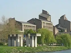 Gelede bouwvolumes, traptorens en schuine daken