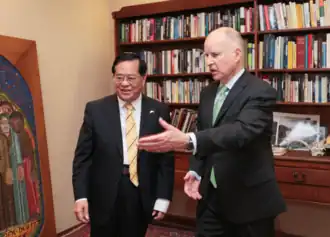 Yuan Nansheng en Jerry Brown (2013)