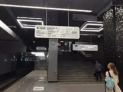 Trap en lift naar de oostelijke verdeelhal